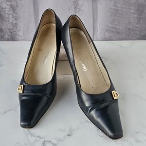Salvatorre Ferragamo Navy Blue Ladies Pumps Heels Metal Gold Tone Logo Size 9.5B